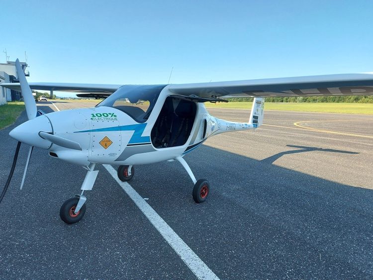 Le Vélis electro, seul avion 100% électrique certifié en Europe, sur la piste de l'aéroport Auch-Gers